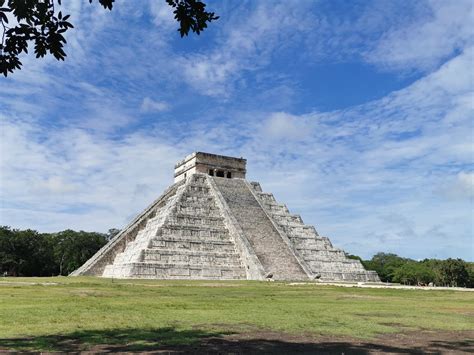 Le Soulèvement de Chichen Itza: Rite Maya Antique et Déclin de l'Empire Teotihuacan